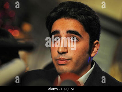 Bilawal Bhutto Zardari, étudiante en droit à Oxford, fils de l’ancien Premier ministre pakistanais Benazir Bhutto, s’exprime lors d’une conférence de presse dans un hôtel du centre de Londres lorsqu’il revient au Royaume-Uni pour reprendre ses études. Banque D'Images