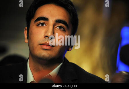 Bilawal Bhutto Zardari, étudiante en droit à Oxford, fils de l’ancien Premier ministre pakistanais Benazir Bhutto, s’exprime lors d’une conférence de presse dans un hôtel du centre de Londres lorsqu’il revient au Royaume-Uni pour reprendre ses études. Banque D'Images