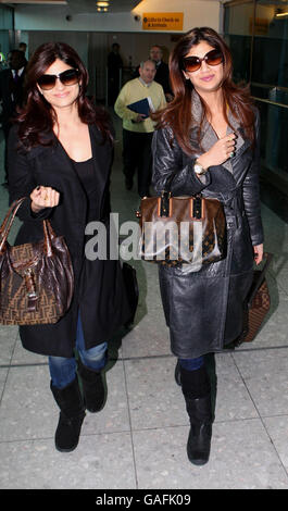 Shilpa Shetty et sa sœur traversent le terminal 3 de l'aéroport de Heathrow à l'ouest de Londres après leur arrivée au Royaume-Uni. Banque D'Images