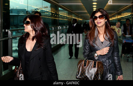 Shilpa Shetty et sa sœur traversent le terminal 3 de l'aéroport de Heathrow à l'ouest de Londres après leur arrivée au Royaume-Uni. Banque D'Images