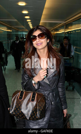 Shilpa Shetty arrive à l'aéroport de Heathrow - Londres.Shilpa Shetty traverse le terminal 3 de l'aéroport de Heathrow à l'ouest de Londres après son arrivée au Royaume-Uni. Banque D'Images