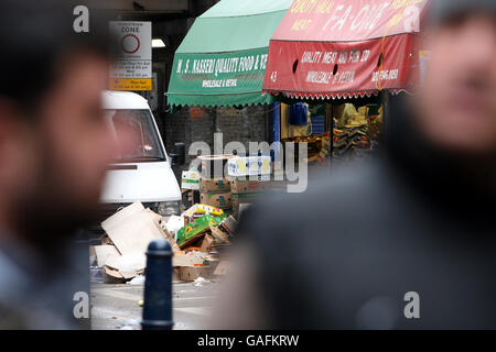Une tente de police est visible à l'extérieur de M S Nasseri Quality Food & Veg (à droite), à l'angle d'Atlantic Road à Brixton, dans le sud de Londres, où une enquête sur les meurtres est en cours après qu'un homme ait été poignardé à mort hier soir. Banque D'Images