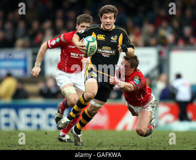 Dominic Waldouck de Wasps est attaqué par Llanelli Scarletts' Liam Davies lors du match de la coupe Heineken à Adams Park, High Wycombe. Banque D'Images