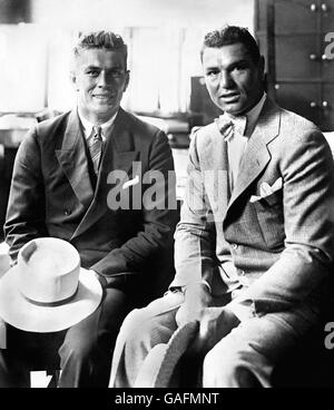 Gene Tunney et Jack Dempsey se rencontreront à Chicago pour le championnat mondial de poids lourds. Banque D'Images