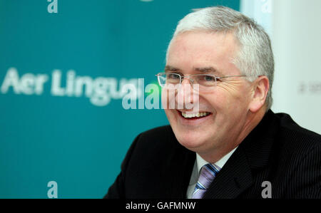 Dermot Mannion, directeur général d'Aer Lingus, prenant la parole lors d'une conférence de presse à l'aéroport international de Belfast, alors que Aer Lingus lançait son itinéraire Belfast-Heathrow. Banque D'Images