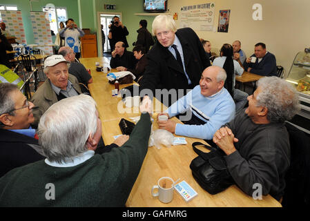 Boris Johnson, le candidat conservateur pour l'élection du maire de Londres, raconte ce matin ses projets aux chauffeurs de taxi noirs dans leur café de l'ouest de Londres. Banque D'Images