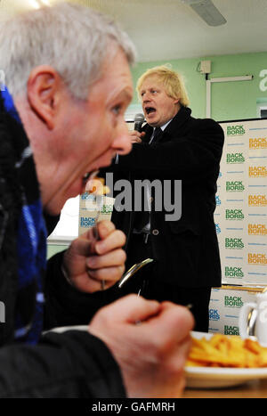 Boris Johnson, le candidat conservateur pour l'élection du maire de Londres, raconte ce matin ses projets aux chauffeurs de taxi noirs dans leur café de l'ouest de Londres. Banque D'Images