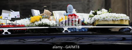 Hommages floraux au sommet de la corée portant le cercueil d'Archie Lee Hirst à l'église Saint-Paul d'Alverthorpe. Banque D'Images