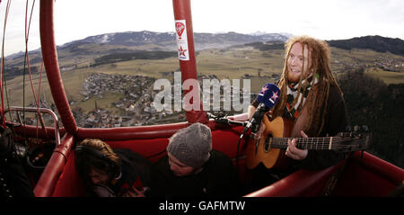 Newton Faulkner, auteur-compositeur-interprète un concert de radio vierge dans un ballon à air chaud à des milliers de pieds au-dessus des Alpes suisses, près de Gruyere, en Suisse. Banque D'Images