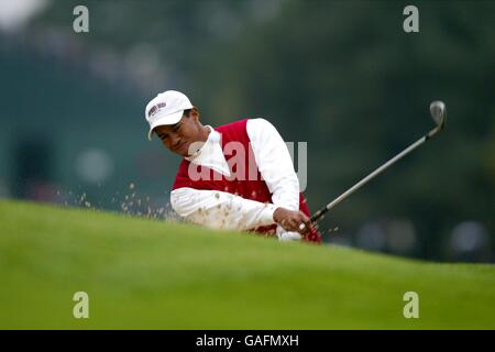 Golf - le 34e Ryder Cup matches - le Beffroi.Tiger Woods dans un bunker sur le premier au second tour Foursomes match avec Davis Love contre Darren Clarke et Thomas Bjorn Banque D'Images