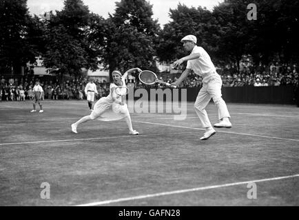 Tennis - partie internationale de tennis - Roehampton - 1920.Les joueurs de tennis français Rene Lacoste et Suzanne Lenglen en jeu pendant les doubles mixtes. Banque D'Images