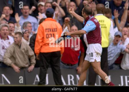 Paolo Di Canio de West Ham United célèbre avec l'Occident Fans de jambon après avoir remporté le but contre Chelsea Banque D'Images