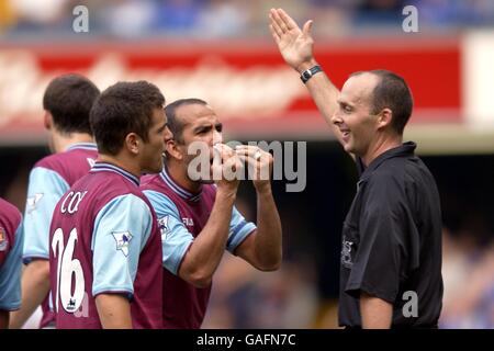 Soccer - FA Barclaycard Premiership - Chelsea contre West Ham United.Paolo Di Canio et Joe Cole de West Ham United soutiennent l'arbitre Mike Dean Banque D'Images