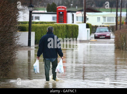 Un homme se démène par des inondations près de sa maison à Yalding, dans le Kent, car des pluies plus fortes sont prévues dans les jours à venir. Banque D'Images