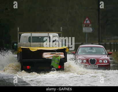 Poursuite des inondations au Royaume-Uni.Les conducteurs passent par des routes inondées à Yalding, dans le Kent, car on prévoit des pluies plus abondantes dans les jours à venir. Banque D'Images