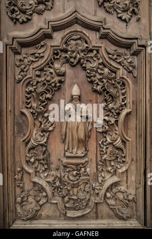 Bas-relief en bois à San Agustin Intramuros - San Agustin Church Intramuros Manille était le seul bâtiment encore debout après la Banque D'Images