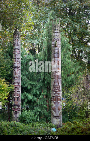 Deux Totems : réplique de cèdre Monuments sculptés par Bill Holm à l'extérieur du Burke Museum of Natural History à Seattle, WA. Banque D'Images