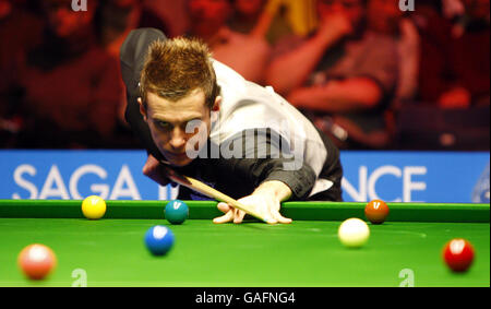 Mark Selby en action contre Stephen Maguire lors des SAGA Insurance Masters à Wembley Arena, Londres. Banque D'Images