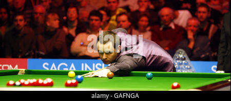 Stephen Maguire en action contre Mark Selby lors des SAGA Insurance Masters à Wembley Arena, Londres. Banque D'Images