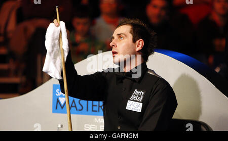 Mark Selby en action contre Stephen Maguire lors des SAGA Insurance Masters à Wembley Arena, Londres. Banque D'Images