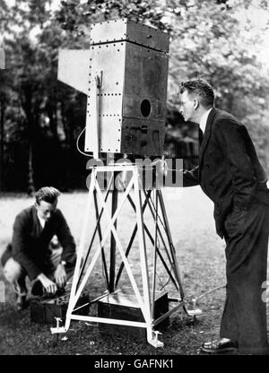 John Logie Baird avec son 'Noctovisor' une machine pour voir à travers le brouillard, dans le domaine de sa maison à Boxhill, Surrey. Banque D'Images