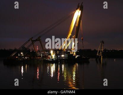 Le sommet du Flying Phantom Tug est visible comme la barge, GPS Atlas, qui est capable de lever 400 tonnes continue son opération de récupération sur la rivière Clyde. Le Flying Phantom a sombré en réclamant la vie de trois hommes d'équipage. Banque D'Images