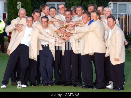 Golf - la 34e Ryder Cup - le beffroi - célibataires. L'équipe européenne fête avec la coupe Banque D'Images