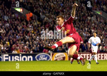 Football - UEFA Champions League - Groupe B - Liverpool / FC Bâle.John Arne Riise, de Liverpool, tire pour le but Banque D'Images