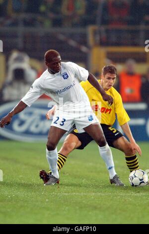 Football - Ligue des champions de l'UEFA - Groupe A - Borussia Dortmund / Auxerre.Sebastian Kehl (r) de Borussia Dortmund et Olivier Kapo (l) d'Auxerre Banque D'Images