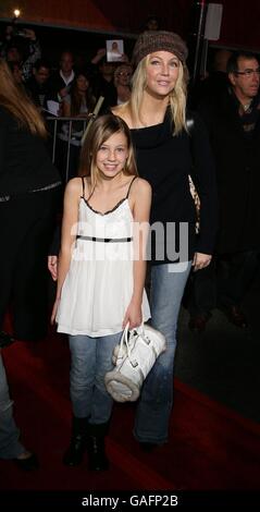 Heather Locklear arrive à la première du nouveau film Hannah Montana et Miley Cyrus:Best of Two Worlds concert au El Capitan Theatre de Los Angeles. Banque D'Images