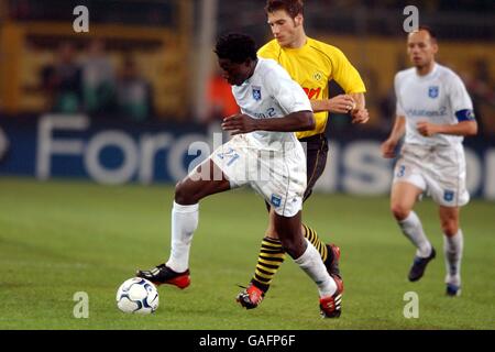 Football - Ligue des champions de l'UEFA - Groupe A - Borussia Dortmund / Auxerre.Sebastian Kehl (r) de Borussia Dortmund s'attaque au Benjani d'Auxerre (l). Banque D'Images