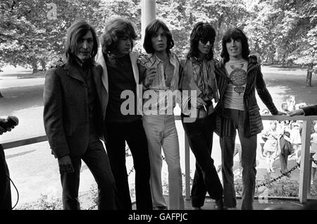 Le nouveau membre Mick Taylor (deuxième à partir de la gauche) rejoint les Rolling Stones pour remplacer le guitariste principal Brian Jones, photographié à Hyde Park, Londres Banque D'Images