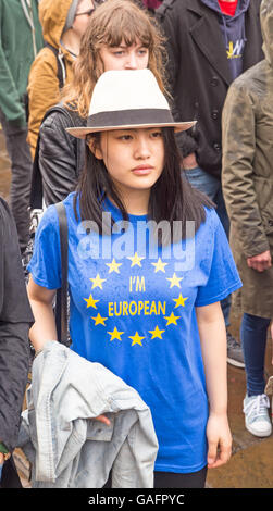 Trois des 1000 supporters de la Grande-Bretagne d'un séjour dans l'Union européenne (UE) portant "je suis Européen" t-shirts Banque D'Images