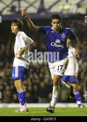 Tim Cahill, d'Everton, célèbre ses scores contre Zenit St Petersburg lors du match de la coupe UEFA à Goodison Park, Liverpool. Banque D'Images