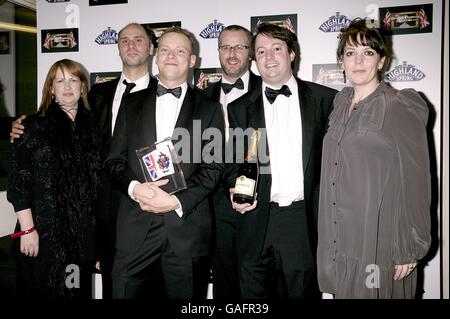 Robert Mitchell (au centre à droite) et Robert Webb (au centre à gauche) ainsi que d'autres membres de la troupe et de l'équipage qui ont reçu le prix de la meilleure comédie télévisée pour le PEEP Show lors des British Comedy Awards 2007 aux London Studios, Upper Ground, Londres, SE1. Banque D'Images