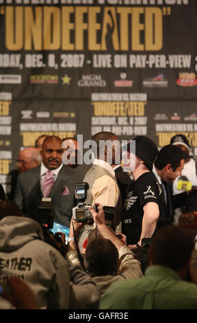 Ricky Hatton et Floyd Mayweather affrontent lors d'une conférence de presse au Media Center, MGM Grand, Las Vegas, États-Unis. Banque D'Images