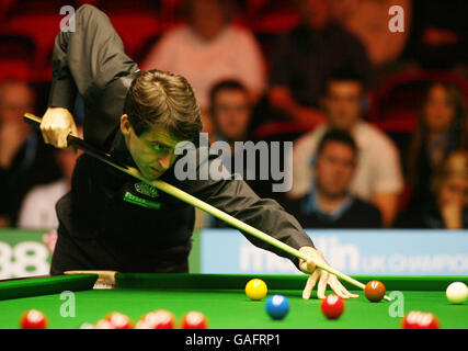 Ronnie O'Sullivan pendant son match avec Michael Holt au championnat britannique de Maplin au Centre international de Telford. Banque D'Images