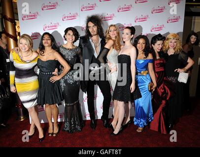 Russell Brand et les femmes de la troupe arrivent pour la première mondiale de St Trinian's à l'Empire à Leicester Square, Londres Banque D'Images