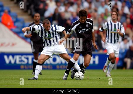 Ronnie Wallwork, de West Bromwich Albion, détient Junichi Inamoto, de Fulham Banque D'Images