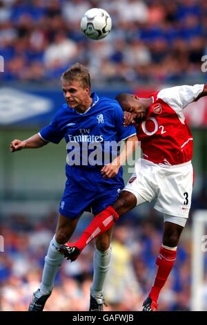 l-r; Jesper Gronkjaer de Chelsea lutte pour la possession de la balle dans les airs avec Ashley Cole d'Arsenal Banque D'Images