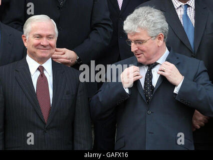 Le secrétaire à la Défense britannique des Browne (à droite) et le secrétaire américain à la Défense Robert Gates (à gauche) pendant une pause lors d'une réunion des ministres de la Défense et des Affaires étrangères de huit pays impliqués dans la coalition internationale dans le sud de l'Afghanistan au quartier général de l'armée britannique à Édimbourg. Banque D'Images