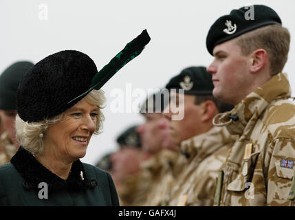 La duchesse de Cornwall visite le camp de Bulford à Salisbury pour présenter les médailles de la tournée en Irak aux soldats du 4e Bataillon, les Rifles, surnommé les Lions de Bassora. Banque D'Images