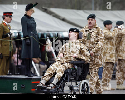 La duchesse de Cornwall visite le camp de Bulford à Salisbury pour présenter les médailles de la tournée en Irak aux soldats du 4e Bataillon, les Rifles, surnommé les Lions de Bassora. Banque D'Images