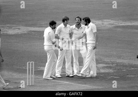 Chris Old d'Angleterre (deuxième l) est félicité par ses coéquipiers (l-r) Graham Gooch, Ian Botham et Mike Hendrick après avoir congédié Bruce Laird d'Australie Banque D'Images