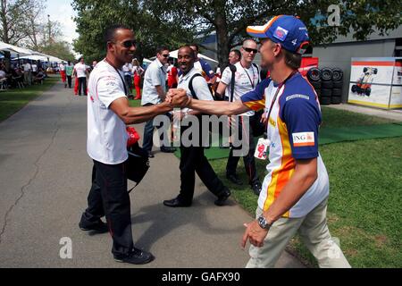 (De gauche à droite) : Lewis Hamilton (GBR) McLaren et Heikki Kovalainen (fin) Renault. Formula One World Championship, Rd 1, Grand Prix d'Australie, PREPARATIFS, Albert Park, Melbourne, Australie Banque D'Images