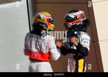 Deuxième place Lewis Hamilton (GBR) McLaren célèbre dans le parc ferme avec Heikki Kovalainen (fin) Renault. Formula One World Championship, Rd 3, Grand Prix de Bahreïn, course, circuit international de Bahreïn, Bahreïn Banque D'Images