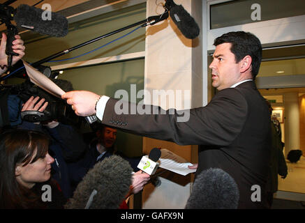 Adrian Bevington, directeur des communications du FA, fait une déclaration confirmant Fabio Capello au poste de nouveau directeur de l'Angleterre à l'extérieur du siège social du FA à Soho Square, à Londres. Banque D'Images