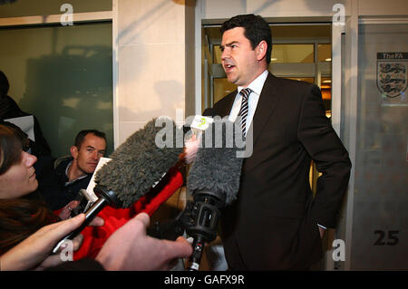 Adrian Bevington, directeur des communications du FA, fait une déclaration confirmant Fabio Capello au poste de nouveau directeur de l'Angleterre à l'extérieur du siège social du FA à Soho Square, à Londres. Banque D'Images