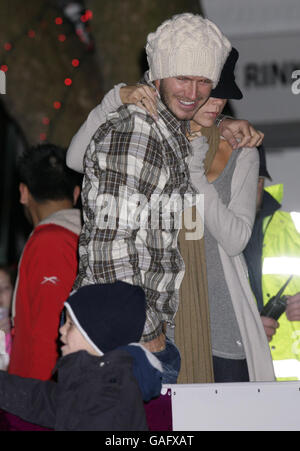 David & Victoria Beckham regarder son fils Roméo patiner lors d'une visite à la patinoire Winter Wonderland à Hyde Park, dans le centre de Londres. Banque D'Images