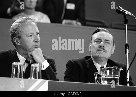 Le chef du parti conservateur, Edward Heath, (à gauche) le député de Bexley, d'humeur réfléchie, en compagnie de son collègue conservateur, M. Enoch Powell, le député de South-West Wolverhampton, Staffordshire. Banque D'Images